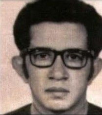 Foto en blanco y negro de Efraín, mirando directamente a la cámara.