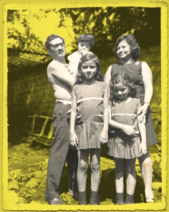 Un antiguo retrato familiar de Efraín, su esposa y sus tres hijas. Efraín sostiene a una de sus hijas en brazos. Al desplazarse, Efraín desaparece de la foto.