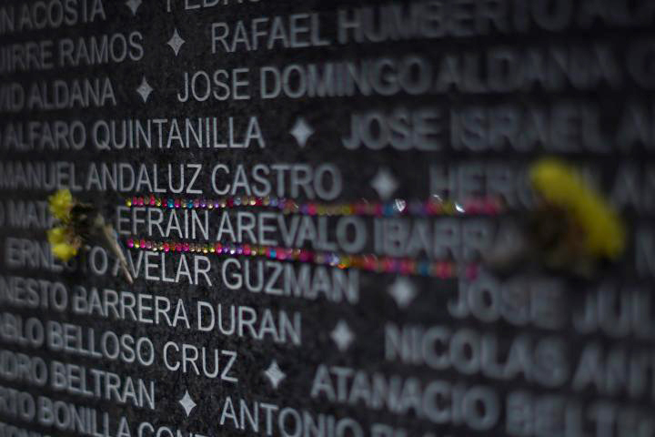 Primer plano de nombres escritos en piedra en el Monumento a la Memoria y la Verdad.