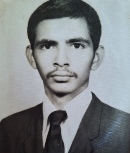 Foto en blanco y negro de Paín, el hijo de Efraín, joven, con un fino bigote, en corbata y chaqueta.