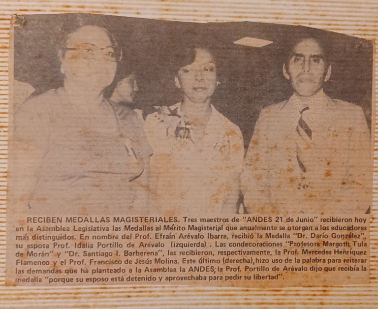 Recorte de periódico escaneado en tono sepia. Iris, a la izquierda de tres personas, lleva gafas y parece decidida a exigir justicia para su esposo desaparecido y muchos otros maestros víctimas de la represión estatal.